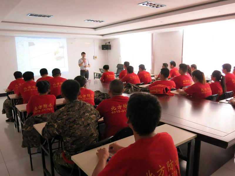 許經(jīng)理給員工進(jìn)行產(chǎn)品培訓(xùn)